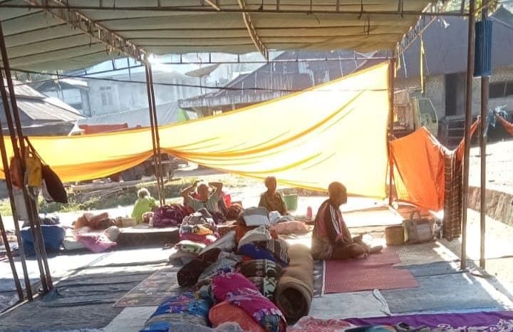 Laporan dari Episentrum Gempa NTT: Penyintas di Mbay Bangun Tenda Darurat Secara Mandiri